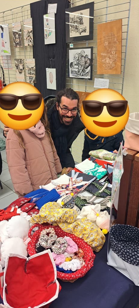 Xavier et ses lutins devant l'étal couture