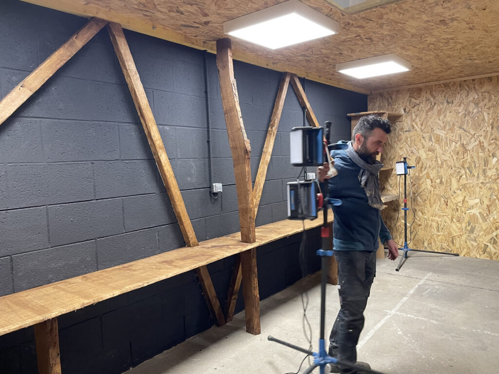 Julien dans son bureau en construction