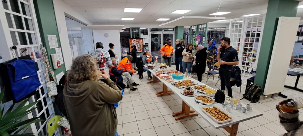 La table au victuailles remplie de gâteaux